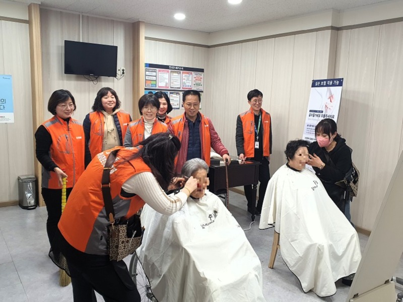 안산시 고잔동 지사협, 맞춤형 복지서비스‘찾아가는 이미용 봉사’진행 (1) (1).jpg