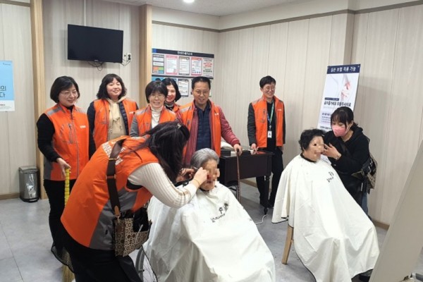 안산시 고잔동 지사협, 맞춤형 복지서비스‘찾아가는 이미용 봉사’진행 (1) (1).jpg