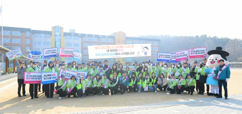 이민근 안산시장, 로봇캅순찰대와‘안전 등굣길’캠페인 펼쳐(1).jpg