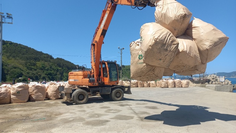 옹진군, 하천·하구쓰레기 1,000톤 운송처리 본격 착수).jpg
