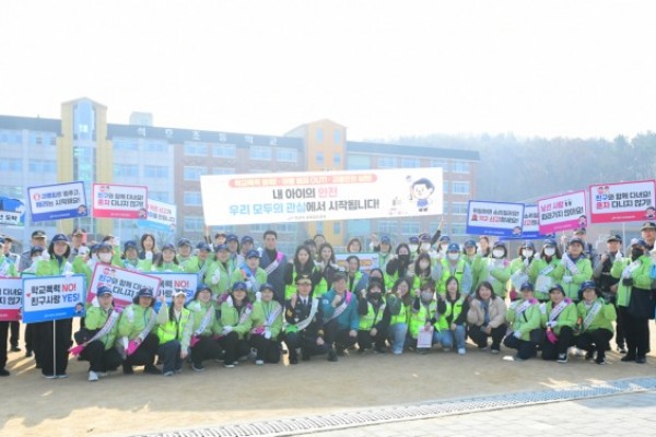 이민근 안산시장, 로봇캅순찰대와‘안전 등굣길’캠페인 펼쳐(1).jpg