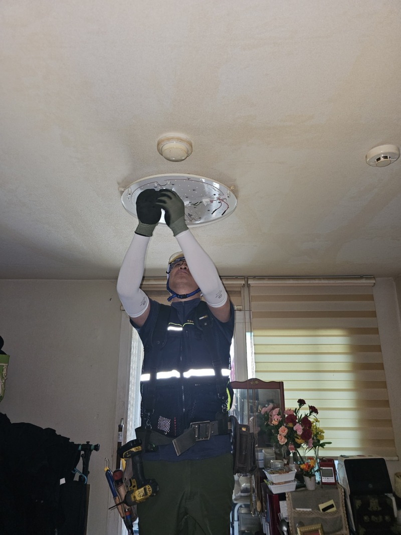 선부1동 안산시흥전기안전협의회, 선부1동에 재능기부 활동 펼쳐 (1).jpg