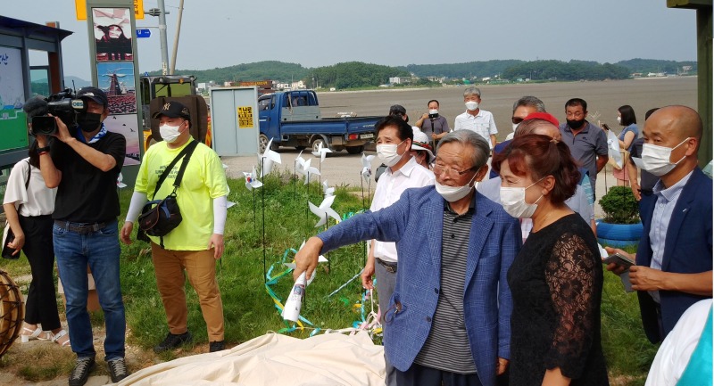 2020년 8월 20일 대남초등학교 제자 박정심 대부동부녀회장과 담소를 나누는 서강훈 총각 선생님_ (1).jpg