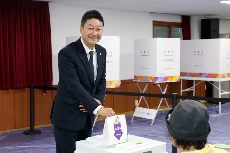 김진경 의장, 21대 대선 사전투표 실시.jpg