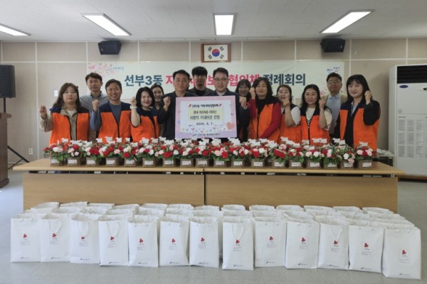선부3동 지사협, 어버이날 맞아 사랑의 카네이션 전달.jpg