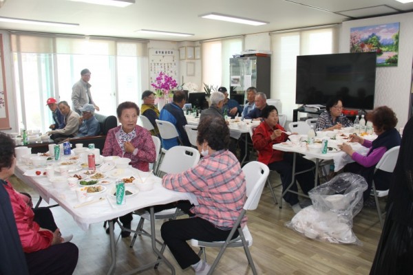 대부남동 소재 중부흥경로당 어버이날 행사.JPG