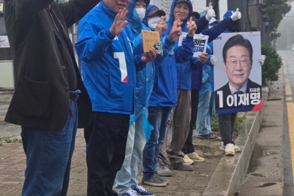 사진민주당 만쿠나 앞.jpg