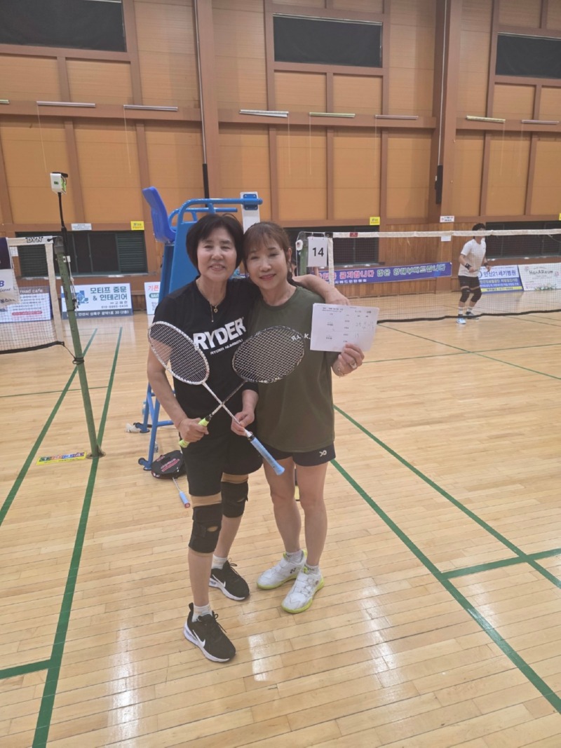 대부배드민턴 50대 여복 우승.jpg