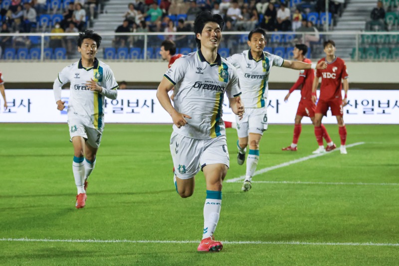 안산그리너스 ‘인내’와 ‘절실함’이 돋보인 안산, 부산에 2-0 승리.jpg