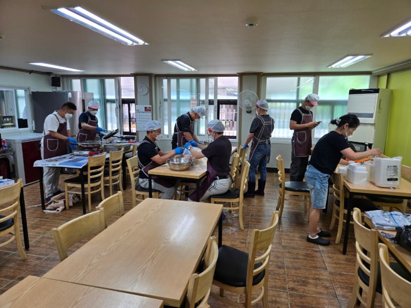 음식만드는 중.jpg