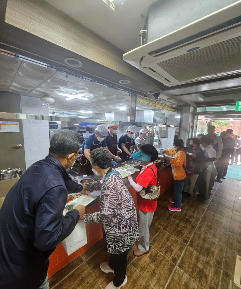 배식하는 모습.jpg