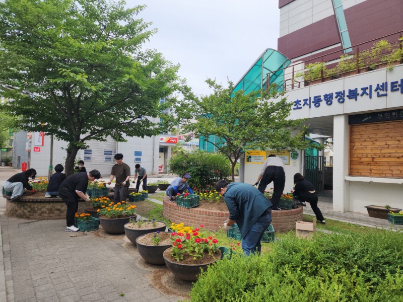 초지동, 주민들에게 청사 주변‘꽃길’선사 (1) (1).jpg