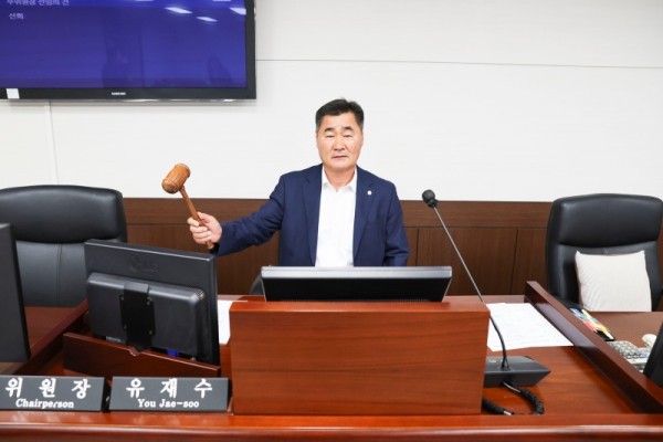 제297회 정례회 예결위원장 유재수 의원 선출 (1).JPG