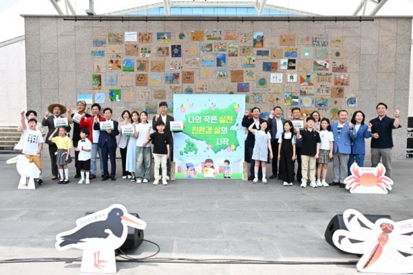 환경지속위 환경퍼포먼스 이후 단체사진.jpeg