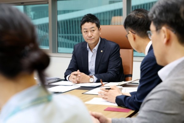 김진경 의장, 도-도교육청 대안교육기관 급식비 갈등 중재나서.jpg