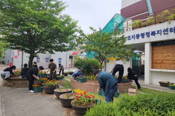 초지동, 주민들에게 청사 주변‘꽃길’선사 (1) (1).jpg