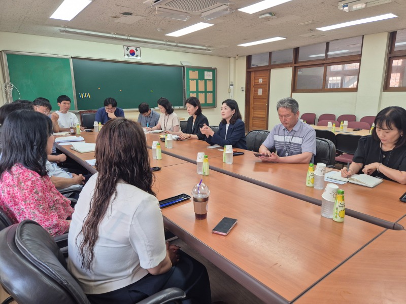 장윤정 의원, 안산 중앙중 ‘친환경 운동장 .jpg