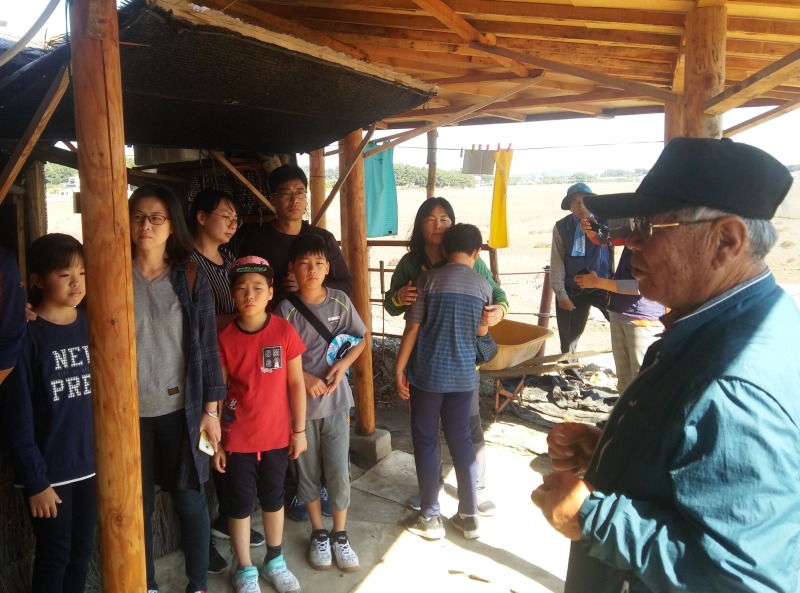 이구영 소금돛배 선장이 대남초 염전체험객들에게 염전 이야기를 하는 모습.jpg