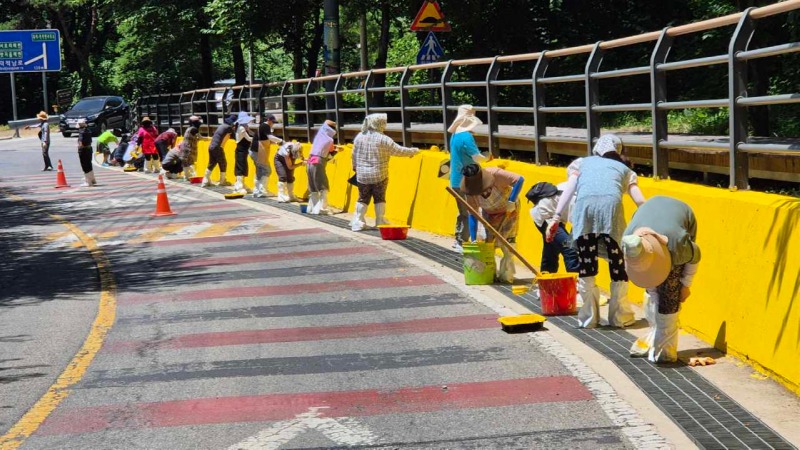 한국방송대 인천지역대학 사회복지학과, 덕적도 교통안전을 위한 도색 봉사활동.jpeg