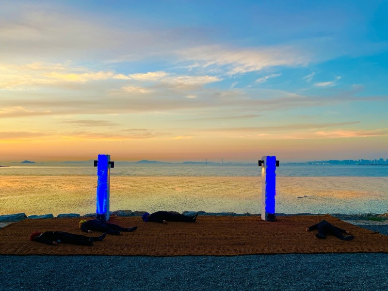 공연장에 설치된 조명 기둥.jpg