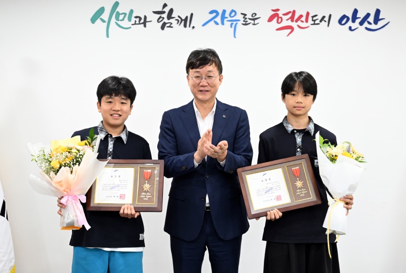 안산시, 무더위 속 어르신 도운 성호중 학생 2명 표창장 수여.jpg