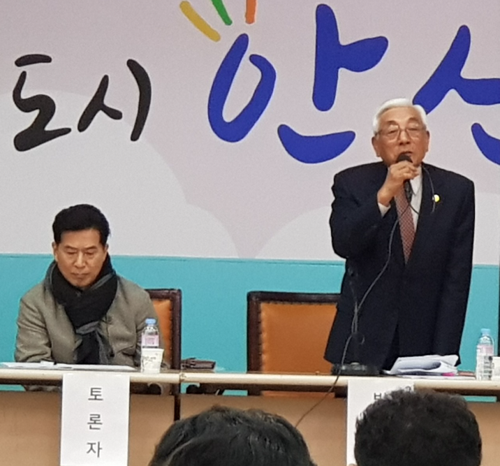 16-2 섬마을 선생님 노래 배경지로서 60년대 대부도 환경의 적합성에 대하여 발표하는 발췌자 신정웅 교장 선생님.png