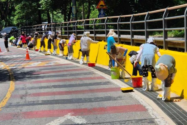 한국방송대 인천지역대학 사회복지학과, 덕적도 교통안전을 위한 도색 봉사활동.jpeg