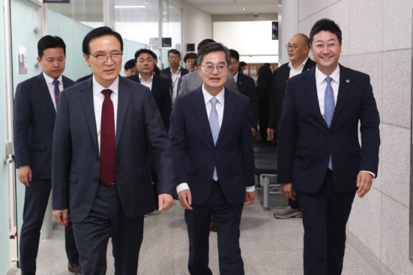 김진경 의장, 김동연 지사·임태희 교육감과 ‘협치’ 결과 함께 살펴 (1).jpg