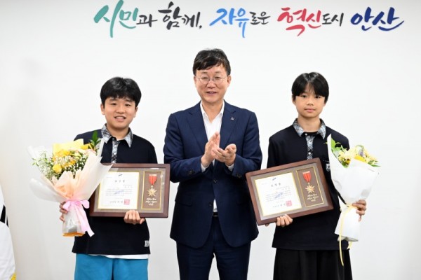 안산시, 무더위 속 어르신 도운 성호중 학생 2명 표창장 수여.jpg