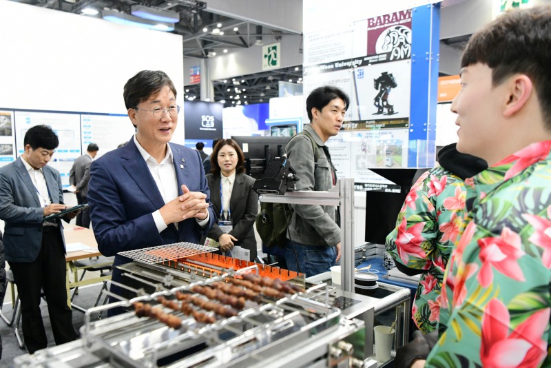 [자료4]이민근 안산시장이 지난해 10월 안산사이언스밸리 투자설명회 및 지산학연 간담회에서 한 청년 사업가와 대화를 나누고 있는 모습..jpeg