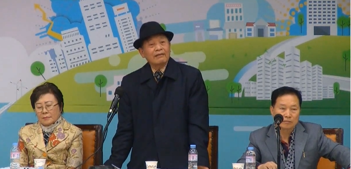 17-1_허홍식 박사의 「섬마을 선생님 노래 배경지로서 향후 과제」에 대한 주제 발표 모습 , 좌 이군희 지회장, 우 박성훈 작곡가.png