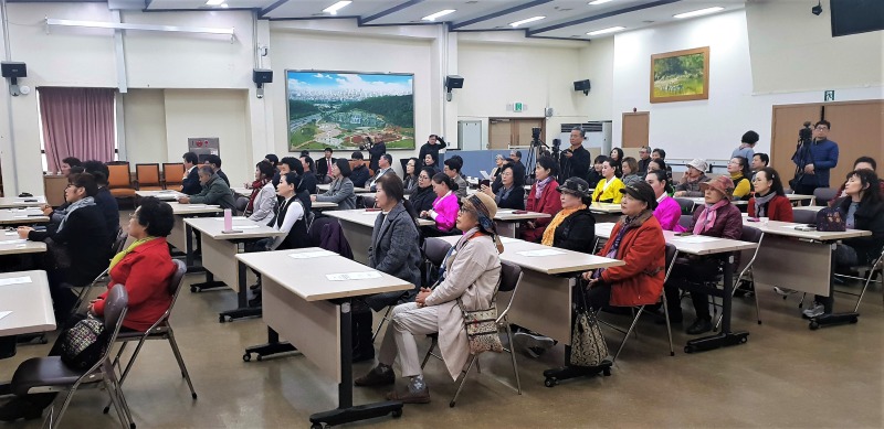 17-2 2019.04.10. 안산시청 대회의실 「섬마을 선생님 노래 배경지 포럼」 경청 장면.jpg