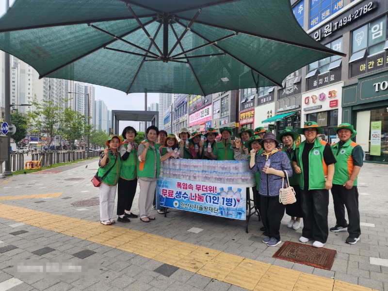백운동 자율방재단, 라성사거리 생수 나눔 행사 개최 (1).jpg