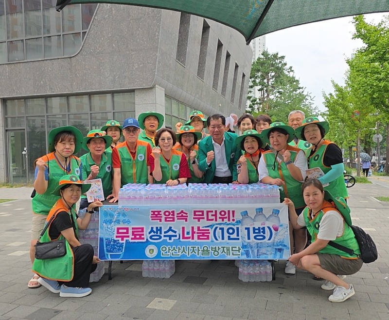중앙동 자율방재단, 무더위 극복 위한 생수 나눔 (2).jpg