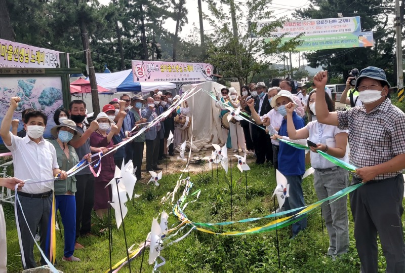 대부도 저널 19-2 섬마을 선생님 노래 주인공 서강훈 총각선생님과 이구영 소금돛배 선장이 참석한 제막식.jpg