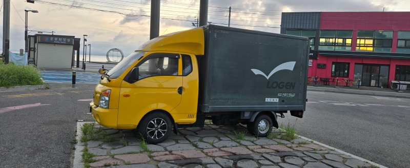 방치된 택배트럭.jpg