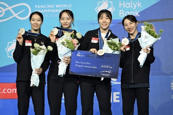 안산시청 김정미·서지연, 세계펜싱선수권 단체전 준우승 달성.jpg