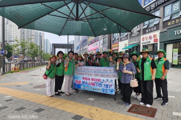 백운동 자율방재단, 라성사거리 생수 나눔 행사 개최 (1).jpg