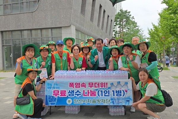 중앙동 자율방재단, 무더위 극복 위한 생수 나눔 (2).jpg