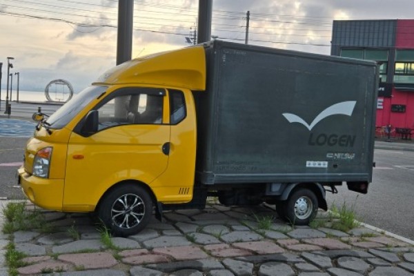 방치된 택배트럭.jpg