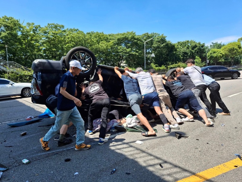 안산시, 차량 전복 사고 일가족 4명 .jpg