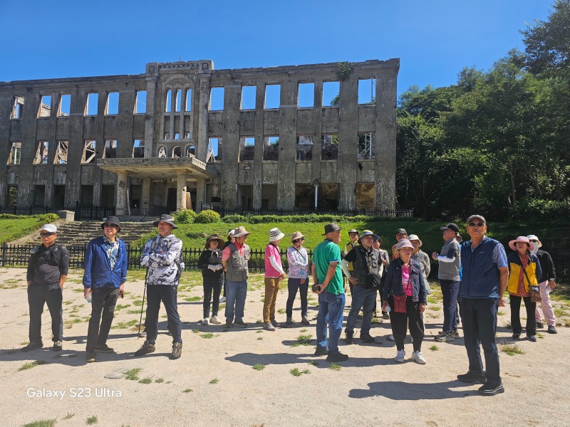 노동당사 앞에서.jpg