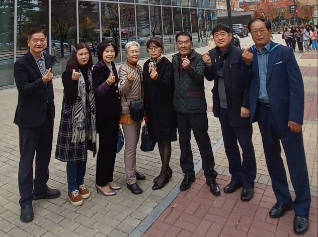 2022년 11월 3일 일산 이미자 감사 콘서트장의 엘레지 여왕 카페지기 회원과 함께.jpg