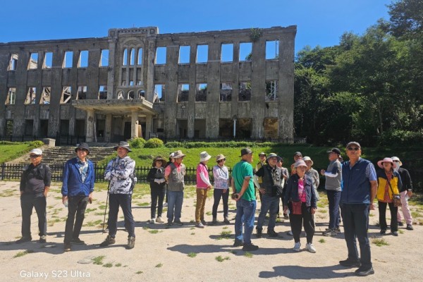 노동당사 앞에서.jpg