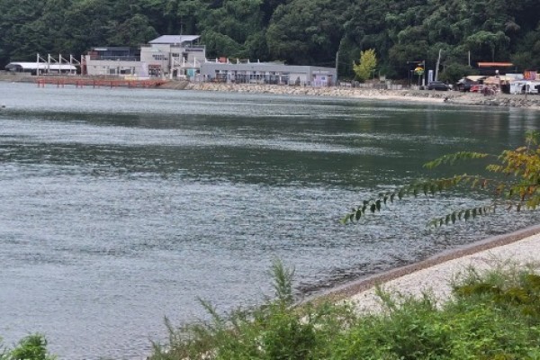 종현어촌체험휴양마을 앞바다에 인공방파제 시설.jpg