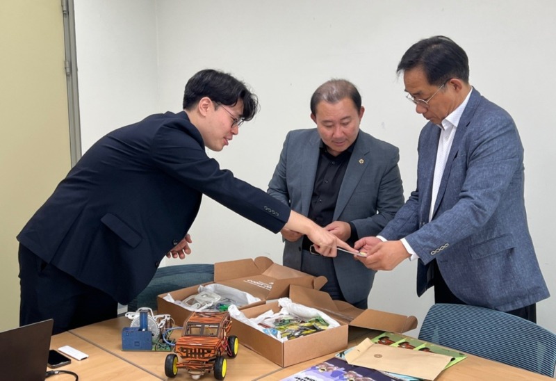 김철진 의원, 중소기업의 막막한 해외진출 돕기 위한 현장간담회 개최 (2).jpg