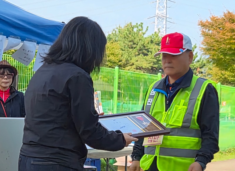 윤장 포도클럽 안산시장 표창 사진 수정.jpg