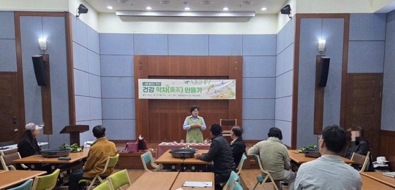 일동 지사협, 중장년 1인가구와‘나를 돌보는 한잔, 건강약차 만들기’진행.jpg