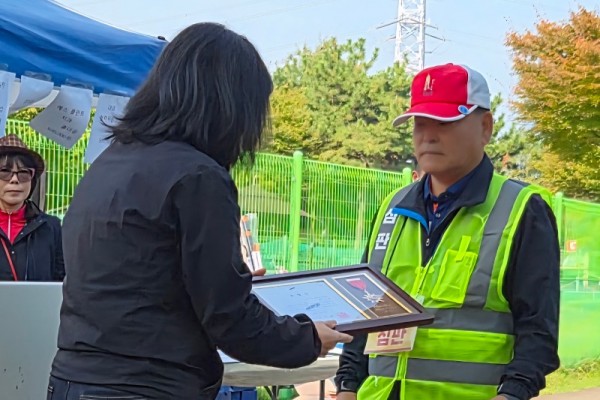 윤장 포도클럽 안산시장 표창 사진 수정.jpg