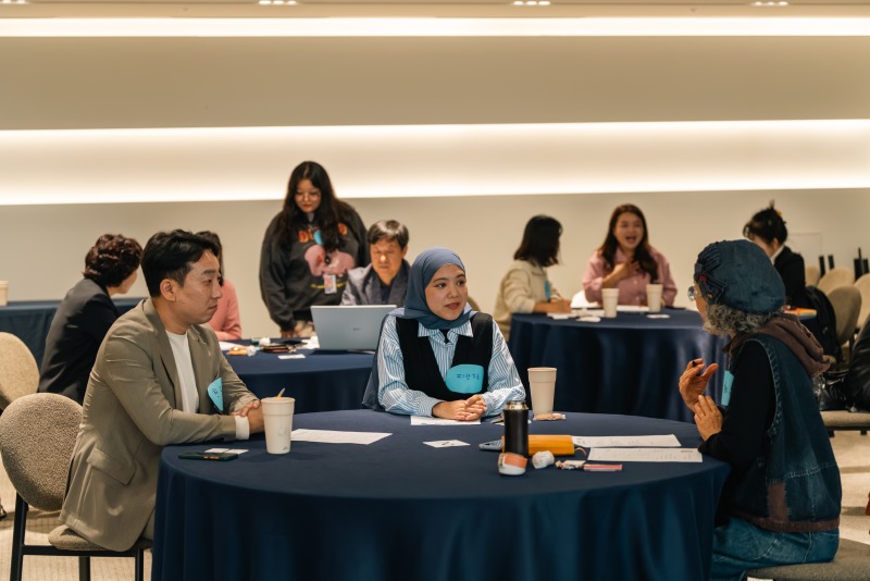 안산 지속위 참여자들이 대화를 나누고 있다.jpg